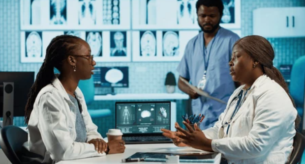 Personal médico atendiendo